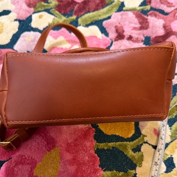 Portland Leather Small Raindrop Crossbody Bag in Honey - Picture 3 of 10